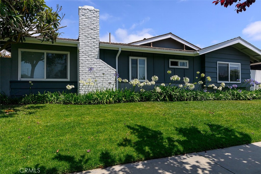 We are pleased to present this fully renovated 2-story 4 unit apartment building for sale located in the Oakview neighborhood of Huntington Beach. The seller spent approximately $250,000 on the renovation of the property, which included a complete renovation of each unit, a new roof, new rain gutters, new paint, a new pergola, new vinyl windows, new enclosed garages, and a new concrete walkway and deck in the courtyard. The property features an amazing unit mix of a 3bd/2ba, 2-2bd/1ba and a 1bd/1ba unit. The property has a beautifully renovated private courtyard with a pergola and a laundry room. The units are very well laid out and include new quartz kitchen countertops, new kitchen cabinets, new tile back splashes, new electrical subpanels, microwave ovens, gas stoves/ovens, recessed lighting, ceiling fans, tile flooring in the bathrooms, as well as new tile showers. The property is conveniently located across the street from Oakview Elementary School, and just a few minutes’ drive to the San Diego (405) Freeway, the Bella Terra shopping center, and the beautiful Pacific Ocean.