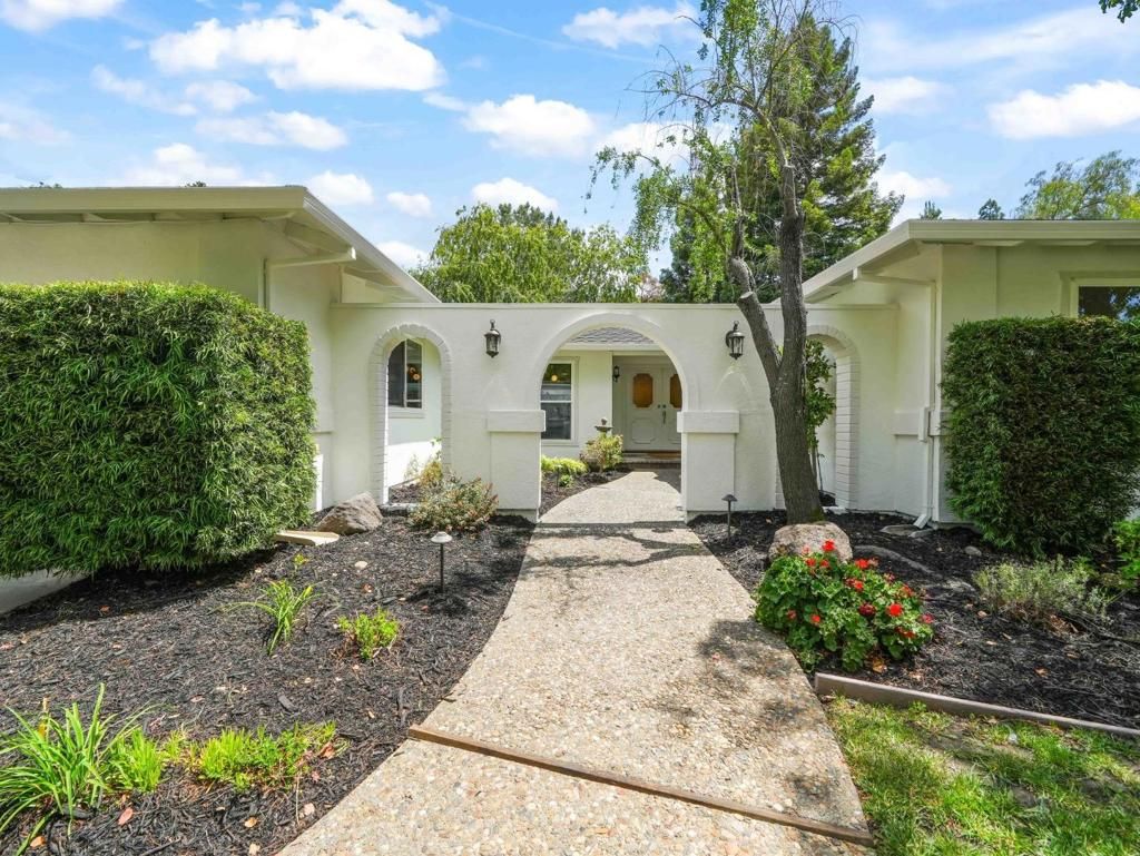 Photo of 2037 Banbury Road, Walnut Creek, CA 94598 (MLS # ML82049148)