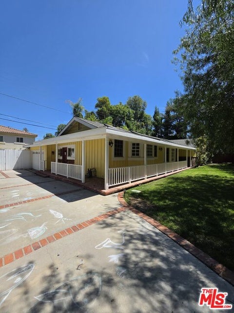 Photo of 22814 Dolorosa Street, Woodland Hills, CA 91367 (MLS # 26942903)