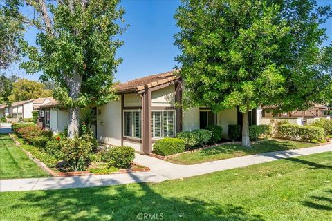 Photo of 24698 Sand Wedge Ln, Valencia, CA 91355 (MLS # SR26084885)