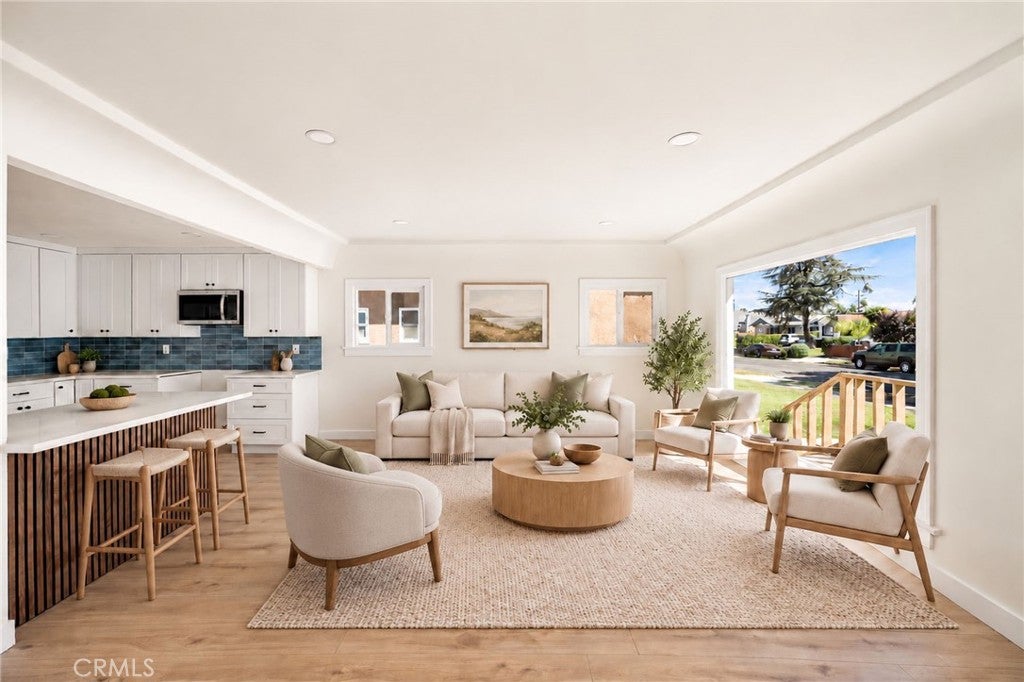 2047 W 78th Place