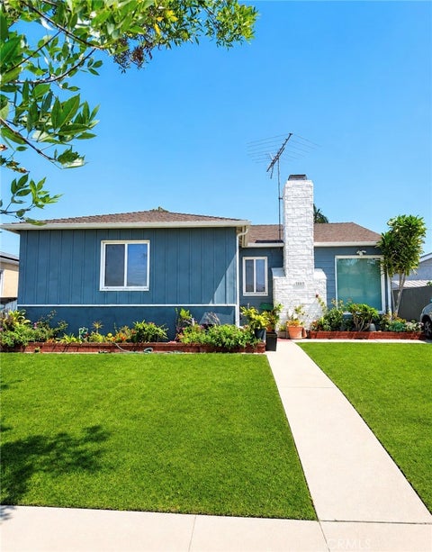 Photo of 523 W 35th ST, Long Beach, CA 90806 (MLS # SR26130523)