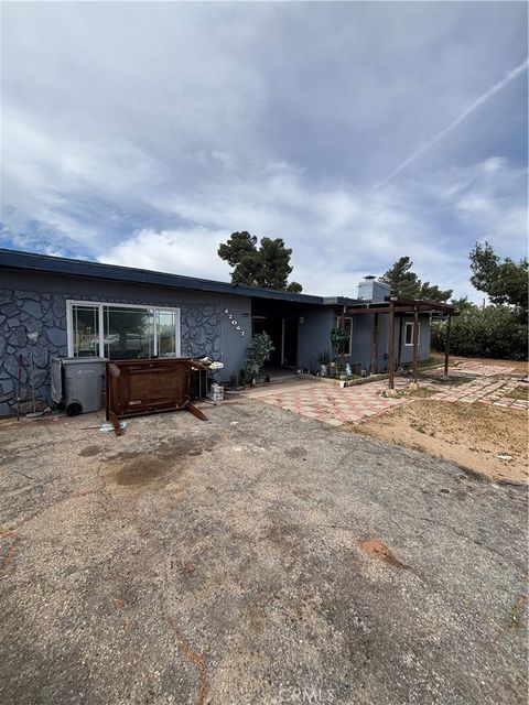 17047 Eucalyptus Hesperia CA 92345