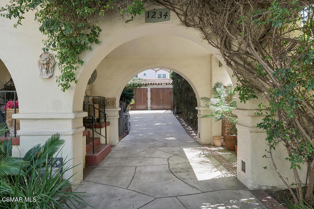 1234 N Everett Street