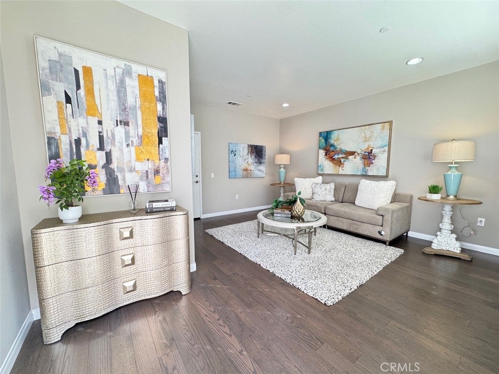 150 E Commercial