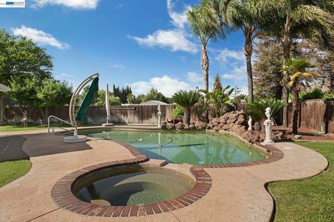 Photo of 810 Vinewood Dr Dr, Modesto, CA 95351 (MLS # 41130442)