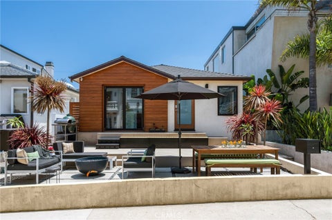 Photo of 324 6th Street, Manhattan Beach, CA 90266 (MLS # SB26189458)