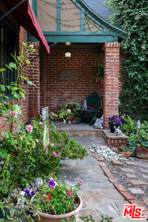 1242 N Isabel Street