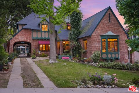 Photo of 1242 N Isabel Street, Glendale, CA 91207 (MLS # 26814883)