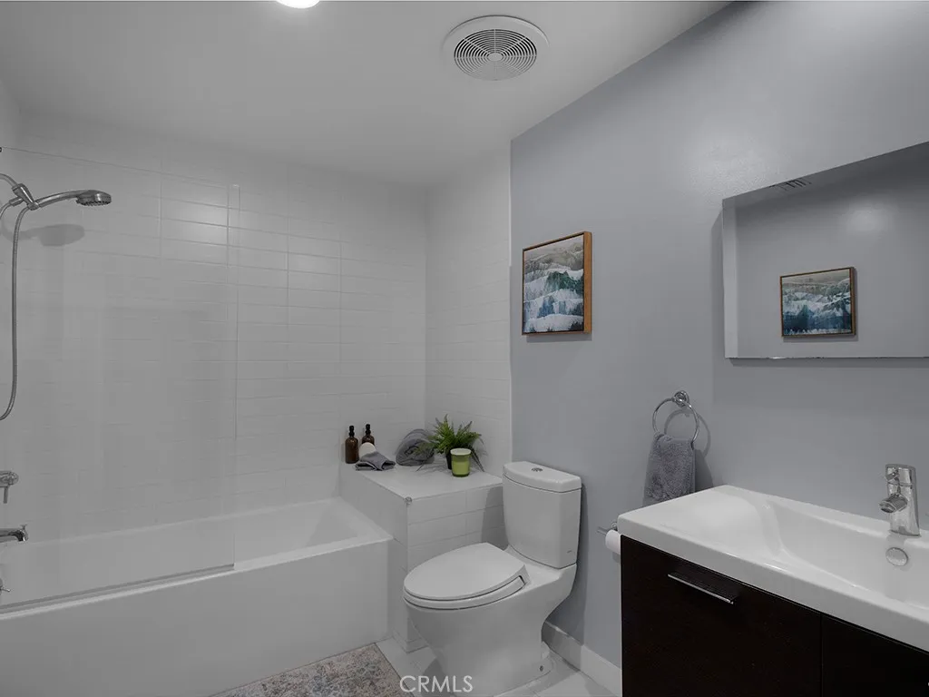 North Hollywood, California 91601, United States, 2 Bedrooms Bedrooms, ,3 BathroomsBathrooms,Residential,Active,146044