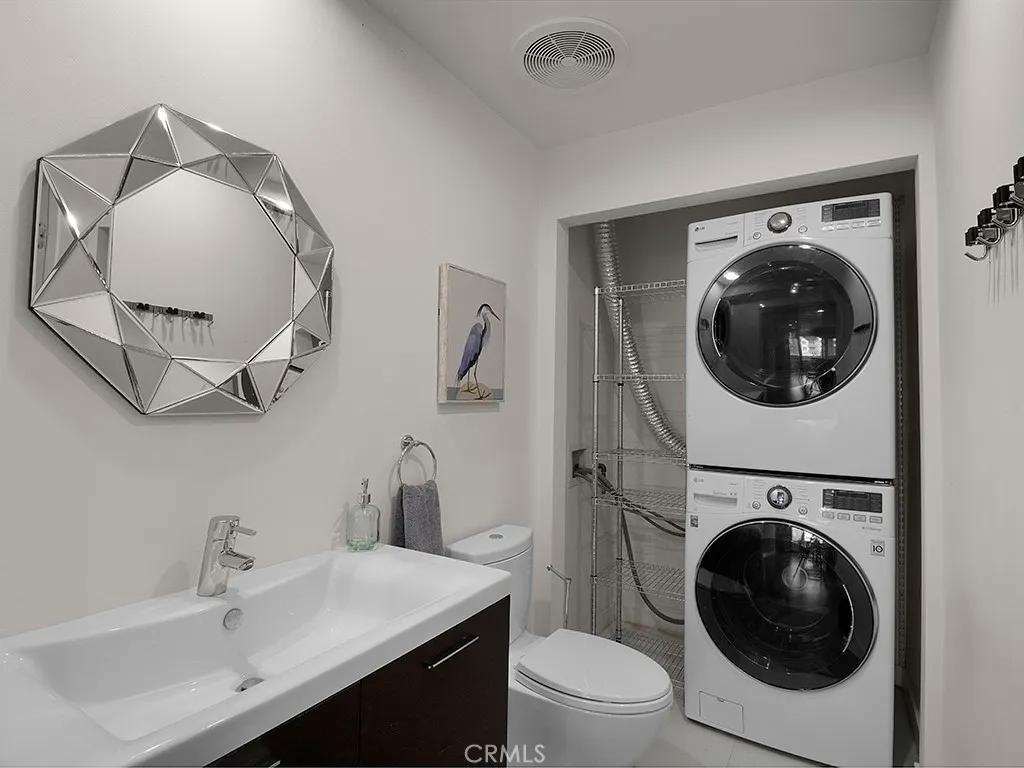 North Hollywood, California 91601, United States, 2 Bedrooms Bedrooms, ,3 BathroomsBathrooms,Residential,Active,146044