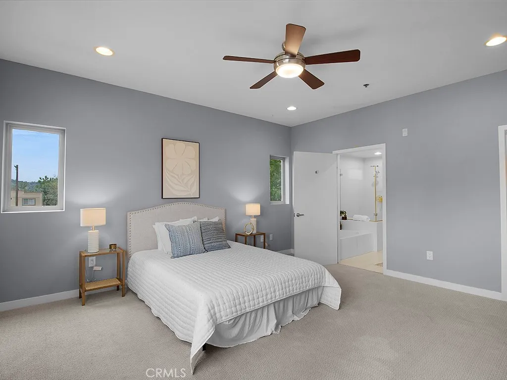 North Hollywood, California 91601, United States, 2 Bedrooms Bedrooms, ,3 BathroomsBathrooms,Residential,Active,146044