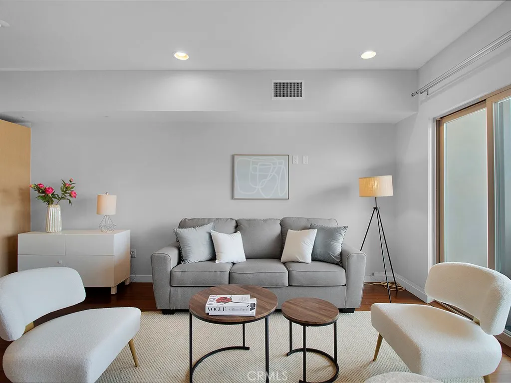 North Hollywood, California 91601, United States, 2 Bedrooms Bedrooms, ,3 BathroomsBathrooms,Residential,Active,146044