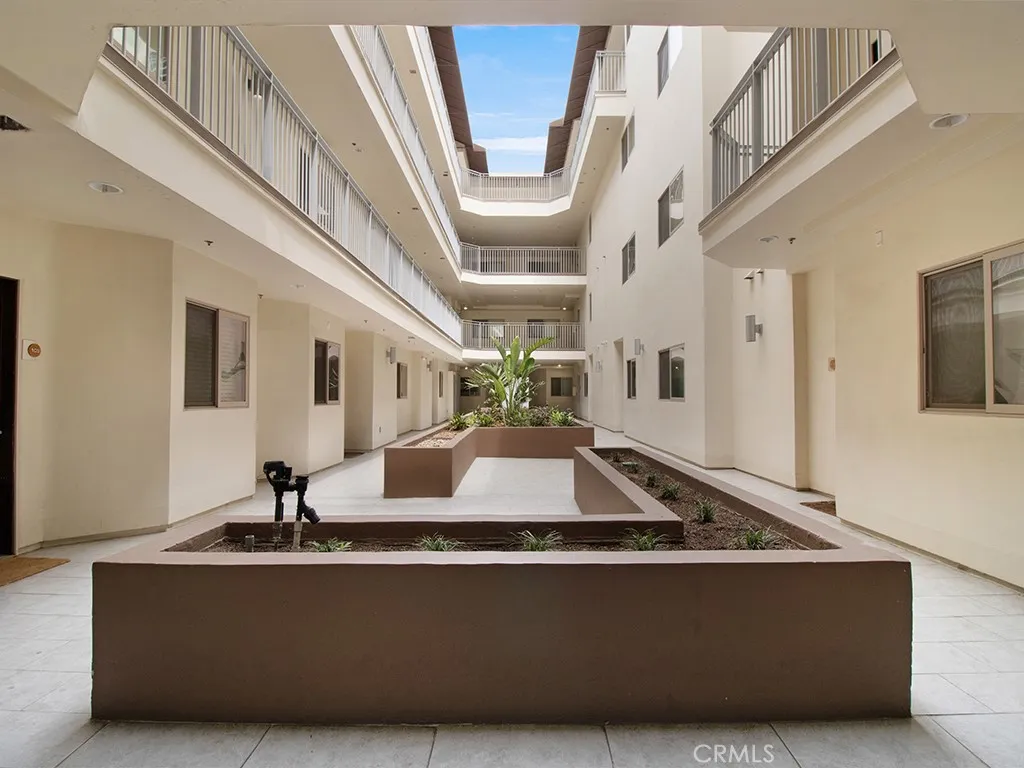 North Hollywood, California 91601, United States, 2 Bedrooms Bedrooms, ,3 BathroomsBathrooms,Residential,Active,146044