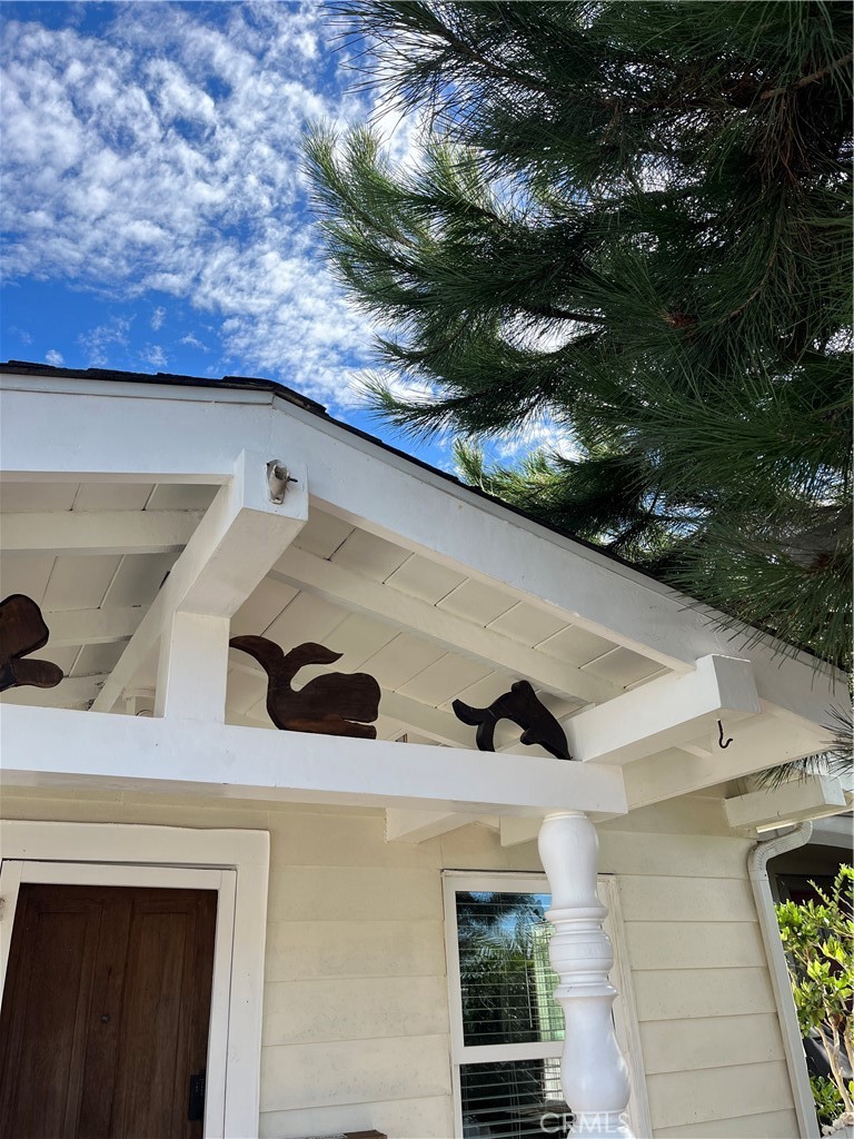 Welcome to your Huntington Beach escape! Located just a short stroll from the sand, surf, and iconic Main Street, this spacious home is perfect for families, groups, or anyone looking to soak up the laid-back SoCal lifestyle.
The Space
2 Bedrooms: Thoughtfully designed for comfort, including a cozy queen bed and a fun bunk room.
1 Bathrooms: Bright and convenient, with fresh linens provided.
Open Living Area: Relax in the airy living room with plenty of seating, a smart TV, and a foosball table for game nights.
Fully Equipped Kitchen: Cook at home with modern appliances, ample counter space, and everything you need to share meals together.
Backyard & Outdoor Space: Enjoy fresh coastal air in the private yard—ideal for morning coffee or winding down after the beach.
Sleeping arrangements:
1 Queen Bed
1 Queen & Twin Bunk Bed
1 Pull-Out Sofa Bed
Sleeps Up To 6 Comfortably
LocationHighlights
2 Blocks to the Beach – Grab your board or beach towel and you’re there in minutes.
Walkable to Downtown HB – Explore Main Street’s dining, coffee shops, and nightlife.
Close to Pacific City – Perfect for shopping, oceanfront dining, and rooftop cocktails.
Whether you’re planning a surf trip, a family getaway, or a friends’ retreat, there’s room for everyone to relax and recharge.
Extras
Free high-speed WiFi
Washer & dryer
Onsite parking
Family-friendly layout