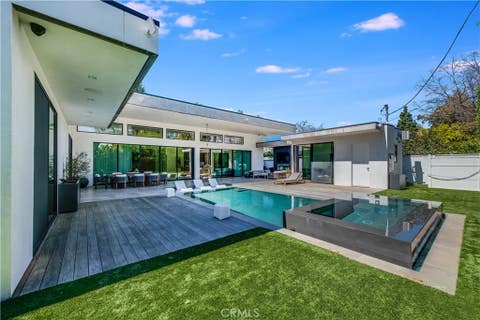 Photo of 5510 Ethel AVE, Sherman Oaks, CA 91401 (MLS # SR26154792)