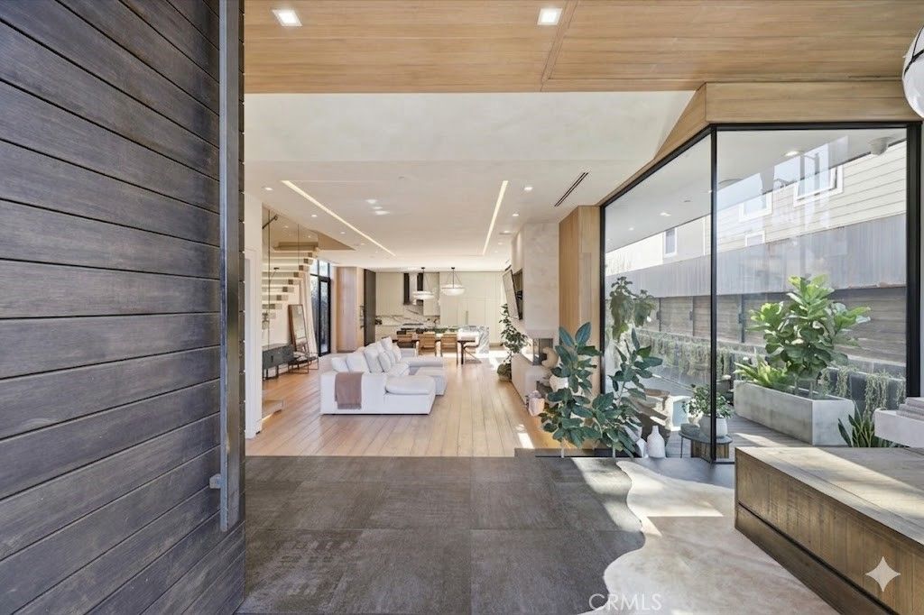 Photo of 750 California Avenue, Venice, CA 90291 (MLS # SB26049004)