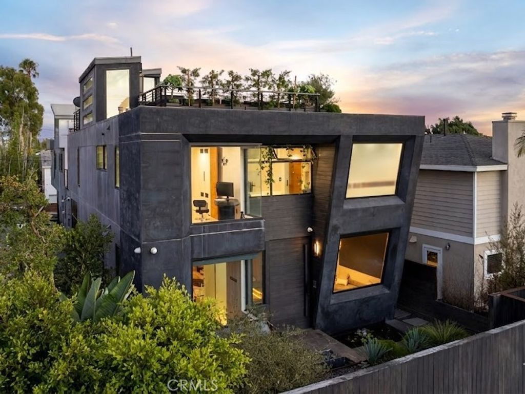 Photo of 750 California Avenue, Venice, CA 90291 (MLS # SB26049004)