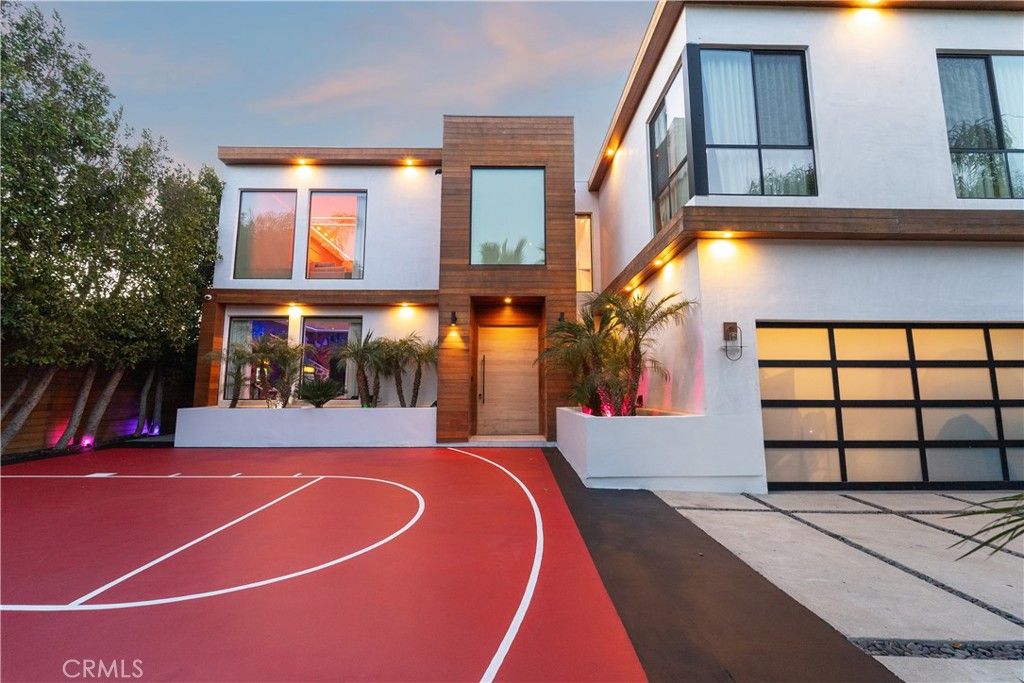 Photo of 4841 Alonzo Avenue, Encino, CA 91316 (MLS # SR25153232)