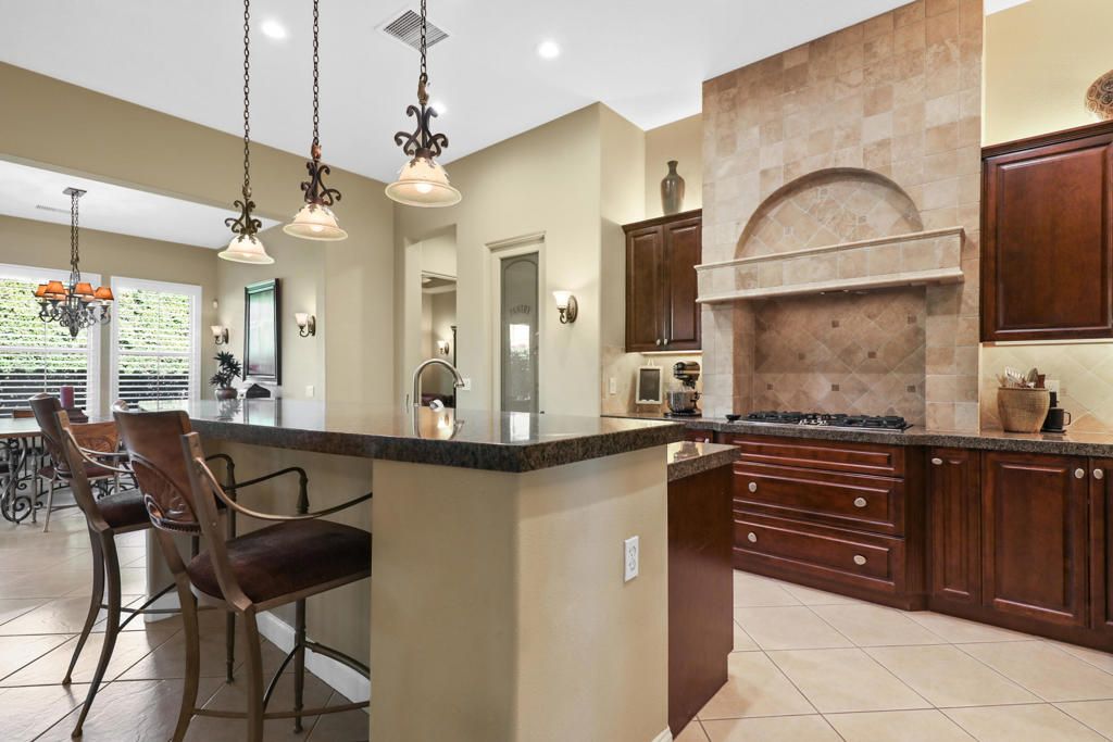 listing image 130727587916600804743