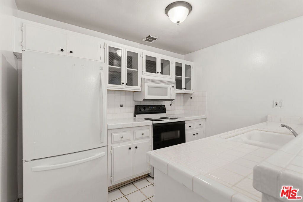 Photo of 5414 Newcastle Avenue #19, Los Angeles, CA 91316 (MLS # 26869315)