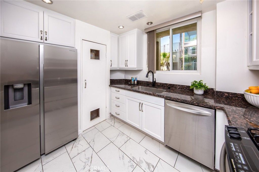 Photo of 11949 Goshen Avenue #308, Los Angeles, CA 90049 (MLS # IG25226645)