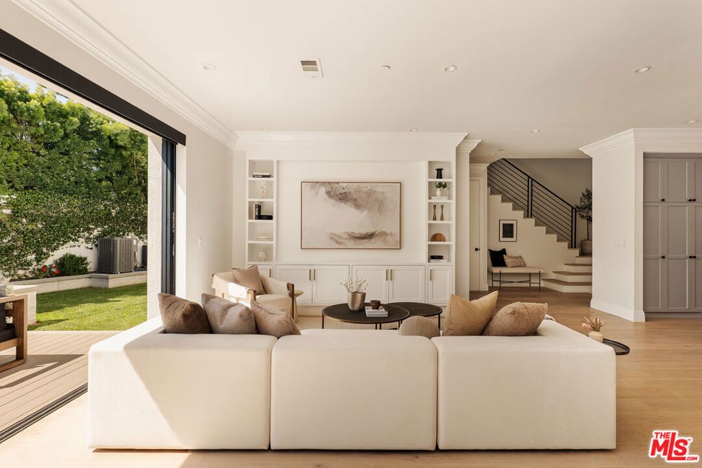 Photo of 8109 Mcconnell Avenue, Los Angeles, CA 90045 (MLS # 26669481)