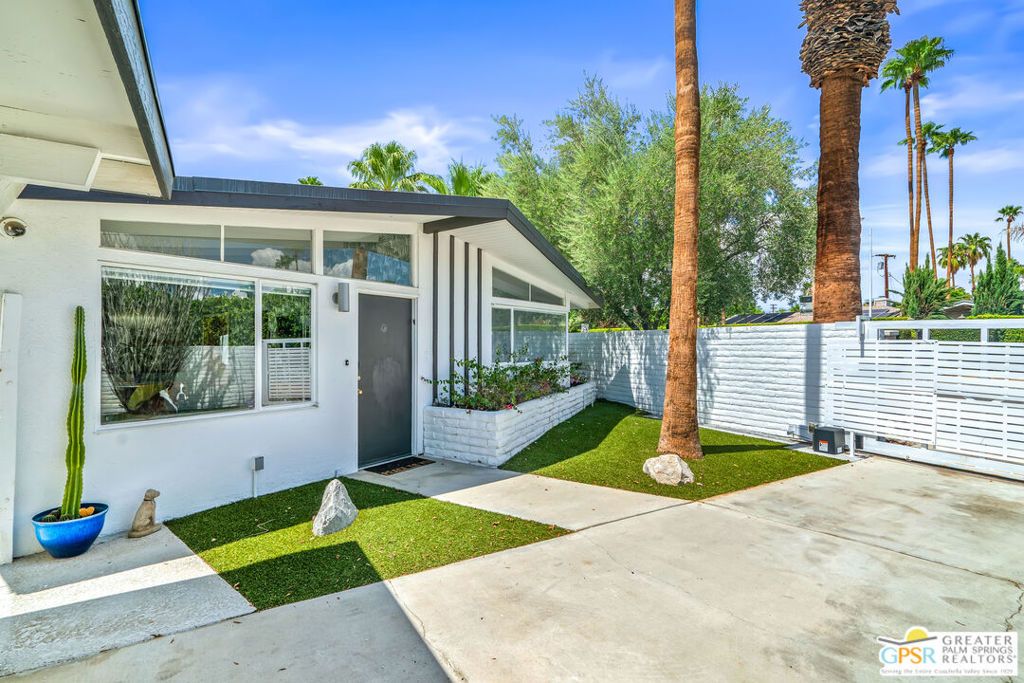 Photo of 1655 Tamarisk Road, Palm Springs, CA 92262 (MLS # 25621249PS)