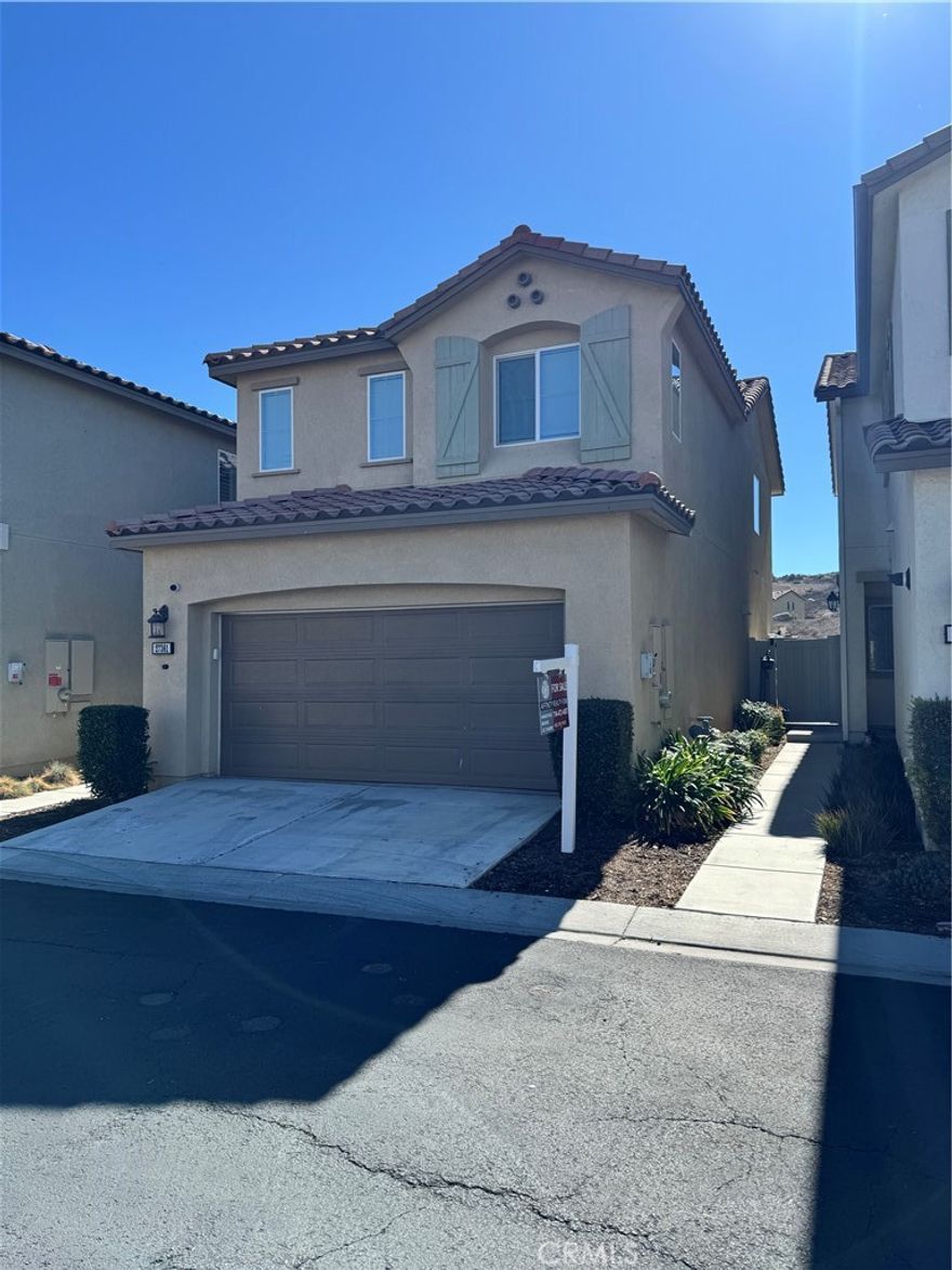 3 BEDROOM/ 2.5 BATH home.. it needs a family ready to take on the property and make it HOME.. Near Frwy and Shopping area. Central air and heat, 2 car garage and plenty more.