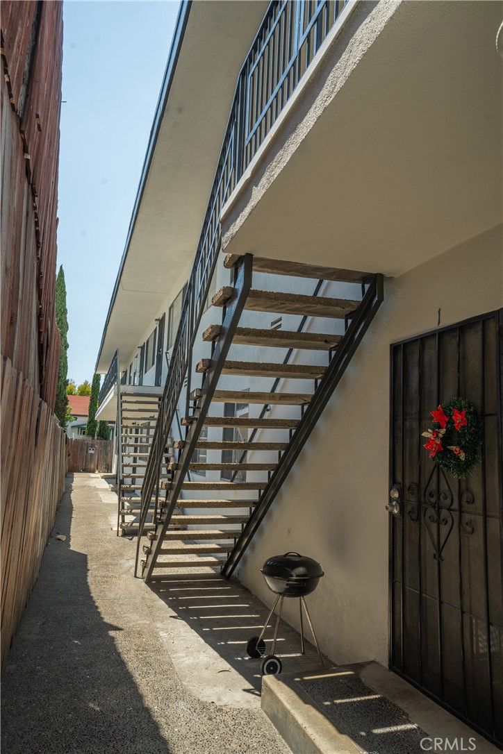 615 Cerritos Avenue