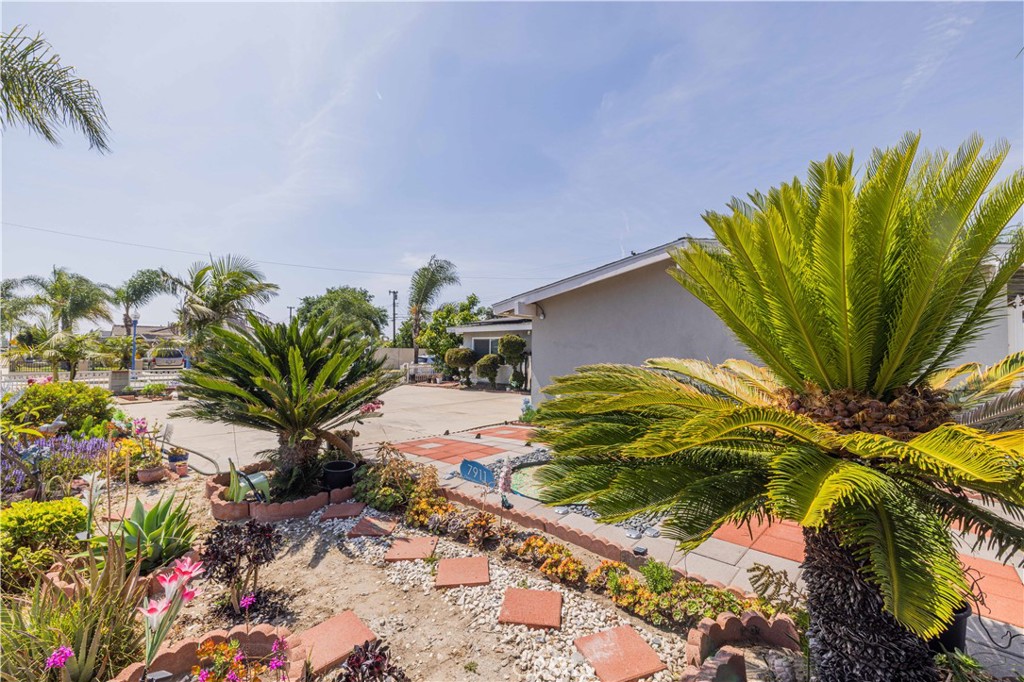 7911 Orangewood Avenue
