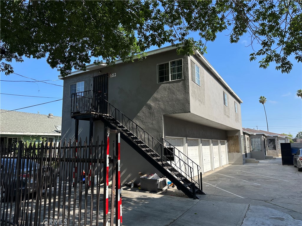 Tremendous potential Income with this 5 Unit Property Fully Occupied; In a desirable strategic area of the City of Compton, right behind the City Hall, Shopping Centers,
Los Angeles Metro Rail Line A, running from Long Beach to Downtown LA; Just opened recently State of the Art High School few blocks away in a walking distance.Property Features long driveway with a 5 car garage , One for each Apartment.Cul-de-sac Street.