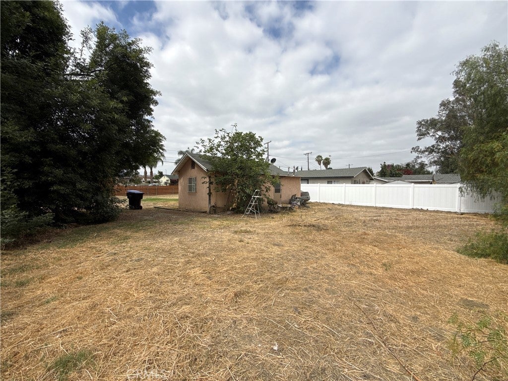 1284 E Laurelwood