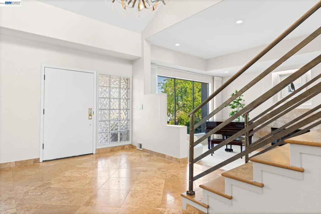 2338 Victoria Ct