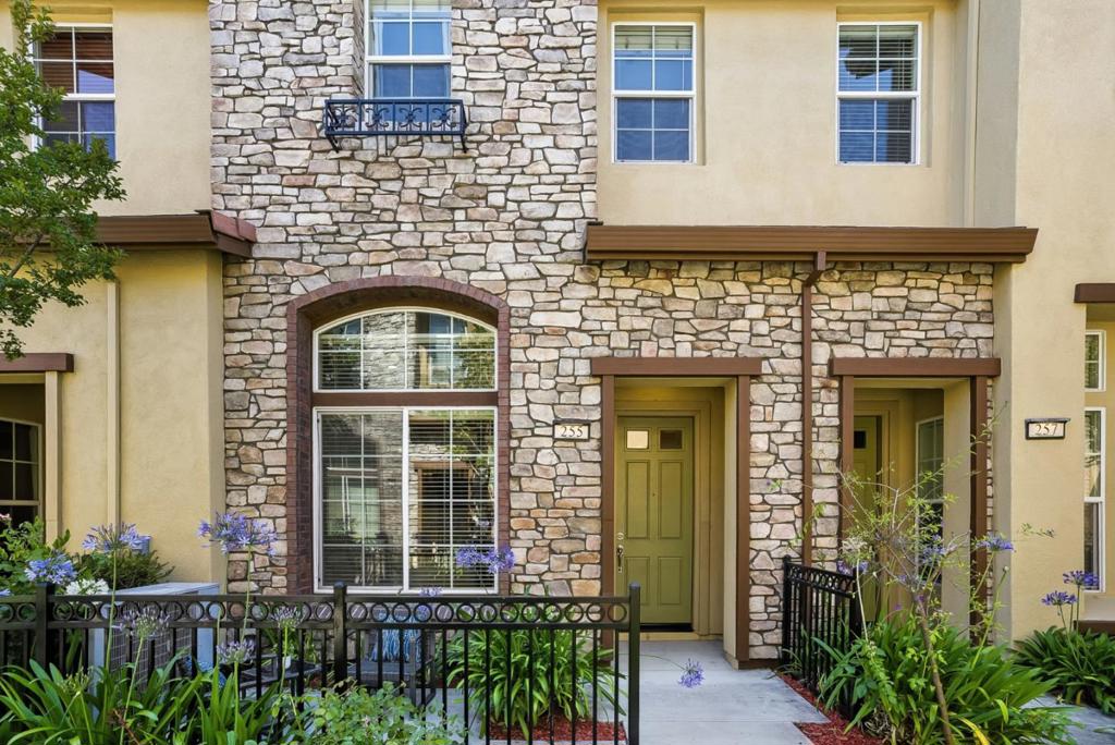 255 Honeylocust Terrace