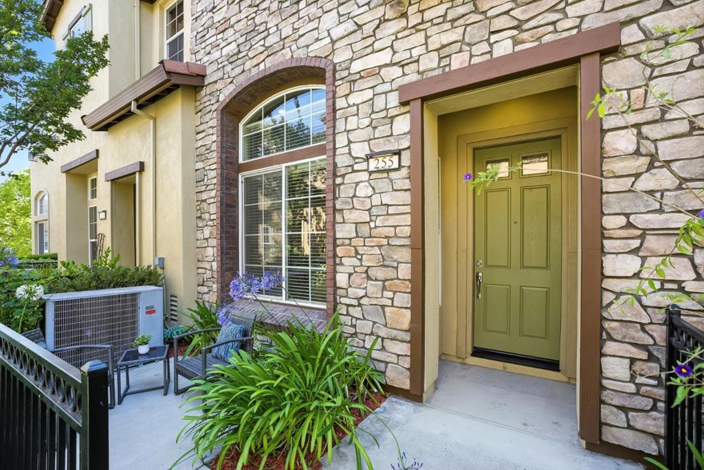 255 Honeylocust Terrace