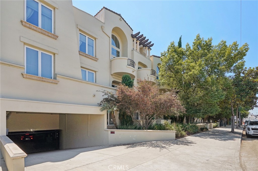 Welcome to Villa Trevi, a gated Tuscan-style community in the heart of Sherman Oaks! This beautifully maintained 2-bedroom, 2.5-bath condo offers over 1,300 square feet of thoughtfully designed single-level living space. Inside, you’ll find rich hardwood floors (2022), high ceilings, recessed lighting, and a cozy gas fireplace—all set against freshly painted interiors that give the home a bright, refreshed feel. The open-concept living and dining areas flow to a private balcony offering a peaceful outdoor retreat.
The kitchen features granite countertops, a gas range/oven combo, and other stainless steel appliances, with a breakfast bar perfect for casual dining or entertaining. Both bedrooms are en-suite and situated on opposite ends of the unit for optimal privacy. The primary suite offers a walk-in closet, soaking tub, dual sinks, and a separate shower. There's also a guest powder room, in-unit laundry, and ample storage throughout.
Enjoy resort-style amenities including a rooftop deck with BBQs and city views, two peaceful courtyards with fountains and shaded seating, and gated subterranean parking with two tandem spaces, EV chargers, and secured personal storage. HOA dues cover water, trash service, and earthquake insurance.
This home is located just minutes from Ventura Blvd, Sherman Oaks Galleria, Costco, Target, restaurants, and fitness centers, with convenient access to the 101 and 405 freeways. It’s also zoned for Kester Avenue Elementary/Magnet School, a nationally recognized Blue Ribbon and California Distinguished School serving TK–5. This turnkey condo offers the ideal combination of location, lifestyle, and low-maintenance living. You don’t want to miss this one—come see it for yourself!