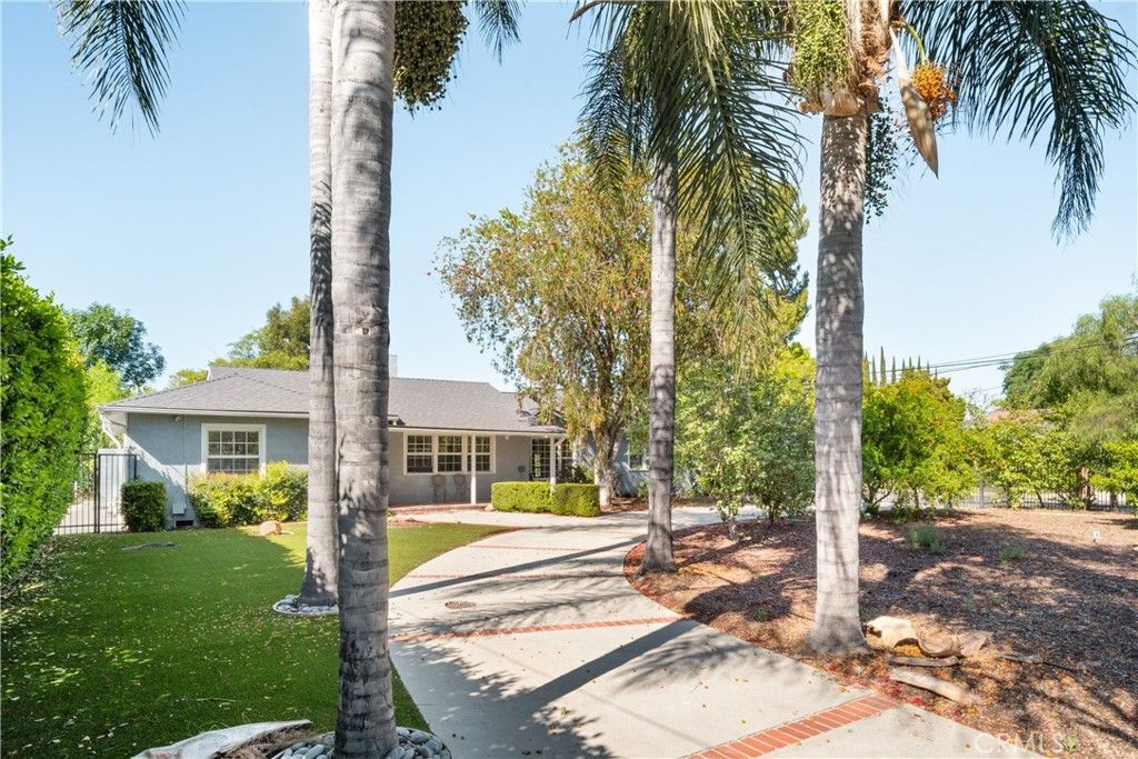 Photo of 22703 Sylvan Street, Woodland Hills, CA 91367 (MLS # SR26063672)