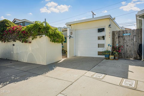 Photo of 328 Santa Monica Drive, Oxnard, CA 93035 (MLS # V1-39313)