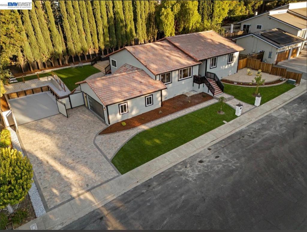 1084 Jamie Dr