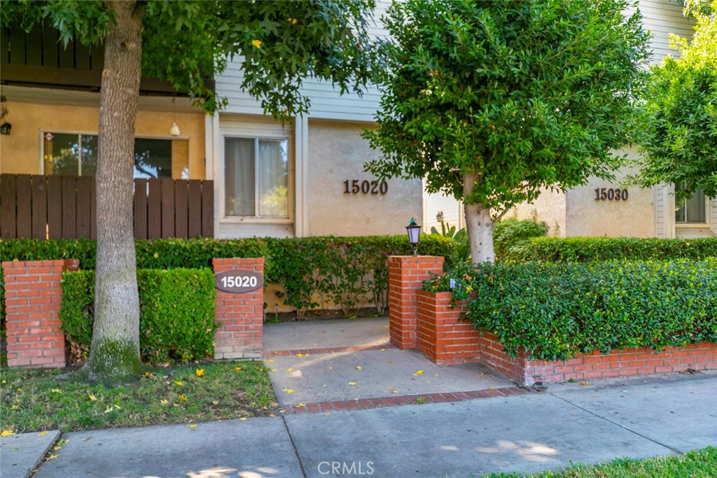 Welcome to this beautifully renovated second-floor unit located in the heart of Van Nuys!
Conveniently situated near shopping, dining, and entertainment, this stylish residence offers both comfort and convenience. The well-maintained building features a range of desirable amenities, including a sparkling pool, fitness center, and recreational room.
Step inside to find a thoughtfully updated interior featuring:
Sleek laminate flooring
Fresh, modern paint throughout
Recessed lighting
Cozy gas fireplace in the living room
Open-concept kitchen with stainless steel appliances
Spacious walk-in closet
Private outdoor seating area—perfect for relaxing or entertaining
Two-car tandem parking in a secure garage
Don’t miss this opportunity to own a move-in-ready home in a prime location!