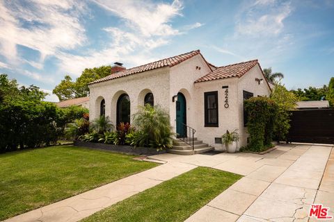 Photo of 4240 E 6th Street, Long Beach, CA 90814 (MLS # 26708629)