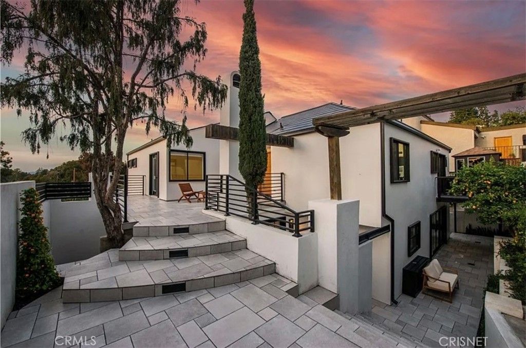 Photo of 2650 Lisco Pl, Los Angeles, CA 90046 (MLS # SR25250072)