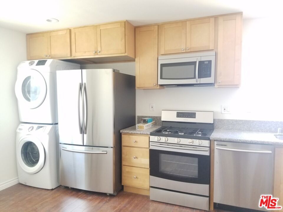 Fully Remodeled, 2017 Built, 1Bed 1 Bath Attached unit, 1 out of 3 plex !!! Like a New Conditions Windows, Floors, Washer and Dryer, Stove and Refrigerator, With Central AC Unit, and Comes With 2 Side by Side Parking spots, is,,,, All =There, move quickly, this will NOT last long. Please contact Agent David Kim.