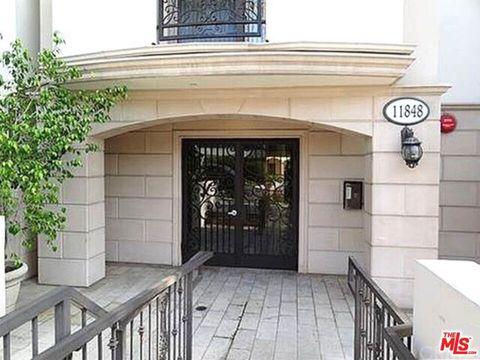 Photo of 11848 Kiowa Avenue #PH1, Los Angeles, CA 90049 (MLS # 25606791)