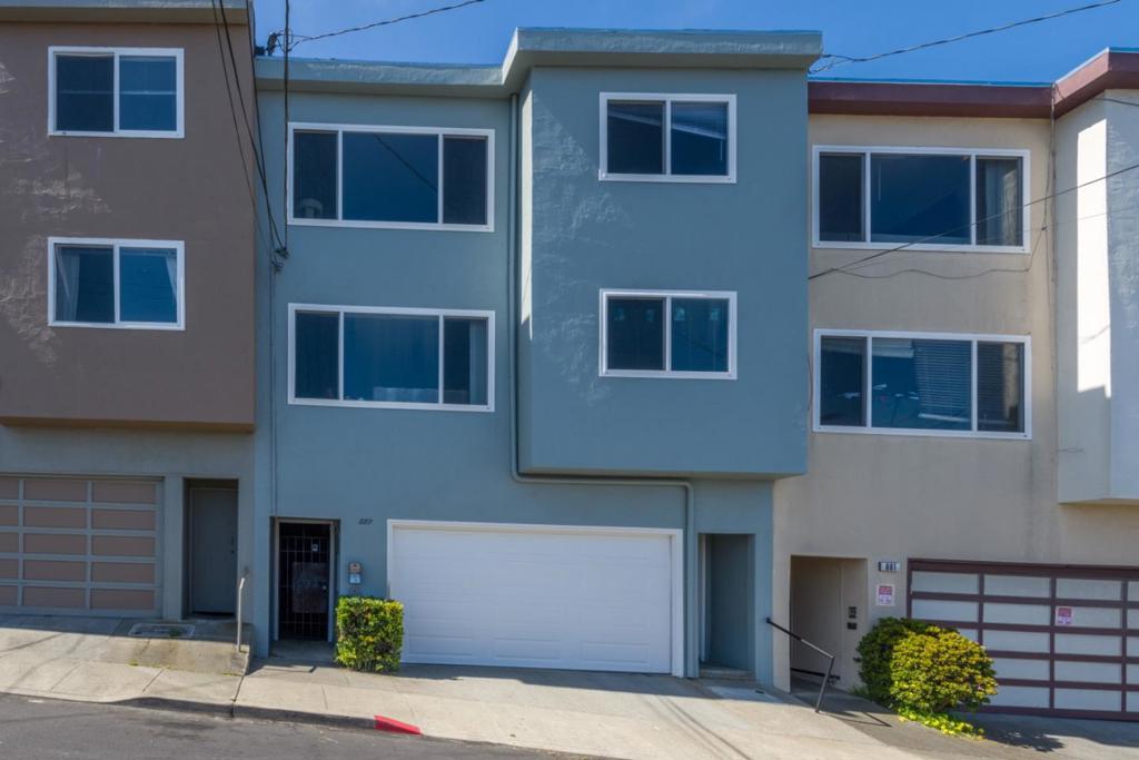 Great opportunity to own a fully occupied 4-plex ideally situated in a convenient location. Each unit has 2 bedrooms and 1.5 bath, Complete with dual pane windows. Both front units have sweeping views of the city skyline. Coin operated laundry on site. Each unit has an assigned parking spot within the enclosed garage. Exterior front and common areas have been recently painted in 2024, and roof was replaced in 2021.