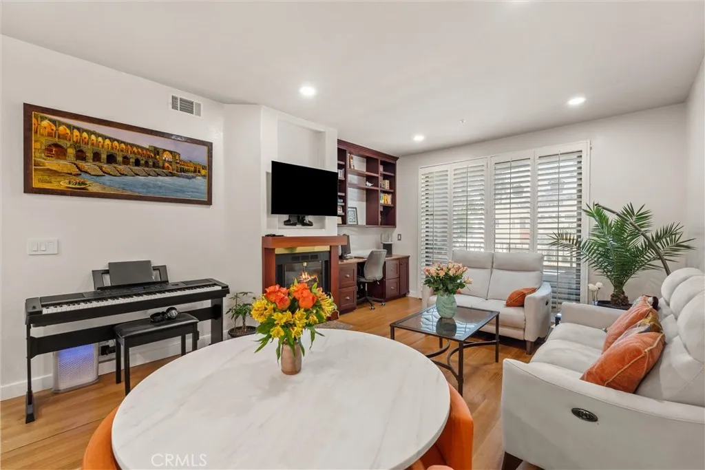 Long Beach, California 90802, United States, 2 Bedrooms Bedrooms, ,2 BathroomsBathrooms,Residential,Active,166564