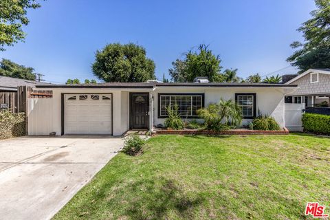 Photo of 22027 Viscanio Road, Woodland Hills, CA 91364 (MLS # 25548193)