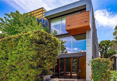 Photo of 414 Venice Way, Venice, CA 90291 (MLS # SR26019158)