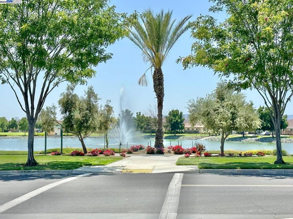 THE LAKES - Residential